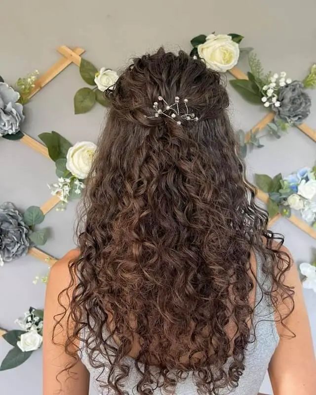 Half Up Curly Hair, Bridesmaid Hair Curly, Down Curly Hairstyles, Curly Hair Half Up Half Down, Curly Bridal Hair, Bridal Hair Half Up, Curly Prom Hair, Curly Wedding Hair, Ball Hairstyles