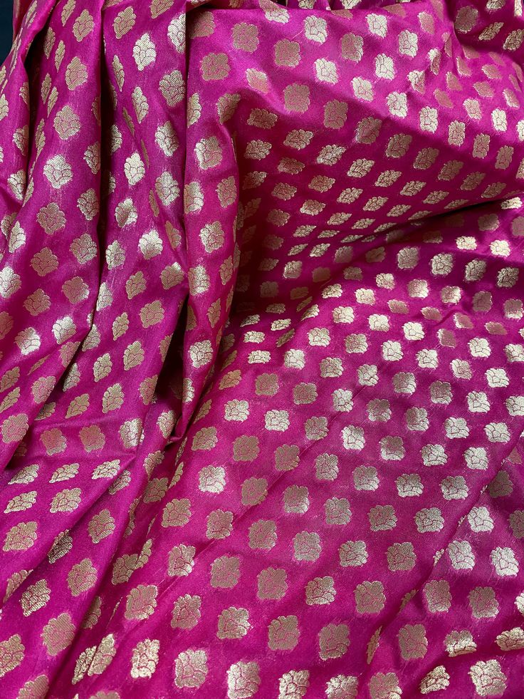 Pink Handloom Banarasi Silk Saree with Grand Pallu. SmalButtis all over the body of the Saree with Grand Pallu. Item : Saree Color : Pink Base Fabric : Banarasi Silk Blouse piece : Comes with Blouse piece Blouse material : Banarasi Silk Fall & Edging: Comes with Fall and edging (Pico) and tassels attached Occasion: Party, Wedding, Festival, Wedding, Traditional, Religious, House-warming, Social Gatherings and Celebrations. Please note- Color might slightly vary due to lighting and camera. Ki Semi-stitched Gold Anarkali Set With Motifs, Bollywood Style Bandhani Print Blouse Piece For Festive Occasions, Unstitched Brocade Saree With Self Design, Festive Gold Banarasi Silk Anarkali Set, Gold Banarasi Silk Anarkali Set For Festive Occasions, Festive Pink Bandhani Print Blouse Piece, Self Design Brocade Saree, Festive Unstitched Bandhani Blouse Piece, Unstitched Bandhani Blouse Piece For Festive Occasions