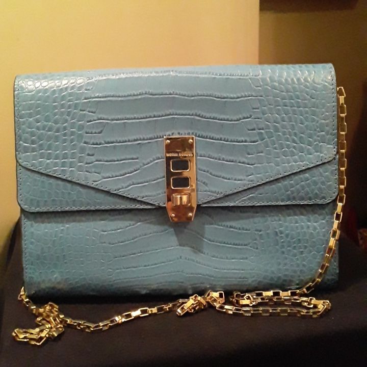 Women's Blue With Gold Tone Chain Strap Henri Bendel Envelop Purse Approximately 6.5"H9"W ** Pls See All Pics For Reference ** Minimal Signs Of Wear In Pre-Owned Condition Everyday Luxury Blue Clutch, Designer Light Blue Formal Bags, Luxury Light Blue Shoulder Bag For Formal Occasions, Formal Light Blue Shoulder Bag, Light Blue Formal Crossbody Shoulder Bag, Formal Light Blue Crossbody Shoulder Bag, Elegant Blue Crossbody Clutch, Blue Crossbody Clutch For Evening, Elegant Light Blue Shoulder Bag With Gold-tone Hardware