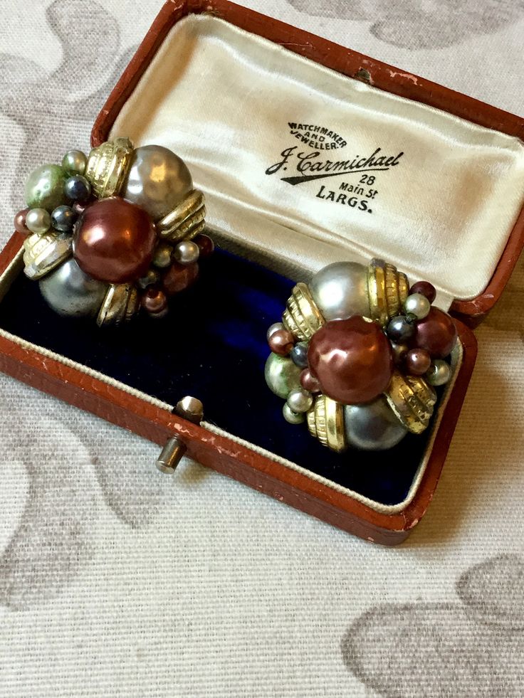 Vintage 1950s Style Baroc Pearls Clip On Earrings Favolosi gli orecchini di bigiotteria con perle barocche in totale Purple mood. Condizioni come da foto Accessori non compresi Vintage Pearl Earrings For Evening, Vintage Silver Pearl Earrings For Party, Vintage Clip-on Earrings For Wedding, Vintage Clip-on Earrings For Formal Occasions, Vintage Clip-on Pearl Earrings For Gift, Vintage Clip-on Pearl Earrings As Gift, Vintage Formal Earrings, Vintage Pearl Earrings For Wedding, Vintage Baroque Earrings