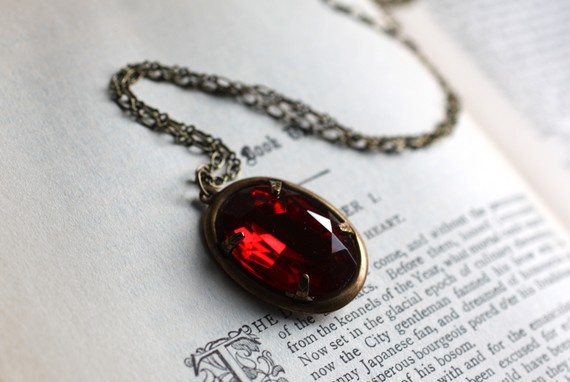 Michelle Vibes, Battle Tendency, Gryffindor Aesthetic, Blood Ruby, Ruby Jewel, Necklace Aesthetic, Heart Vintage, Jewel Necklace, Ruby Necklace