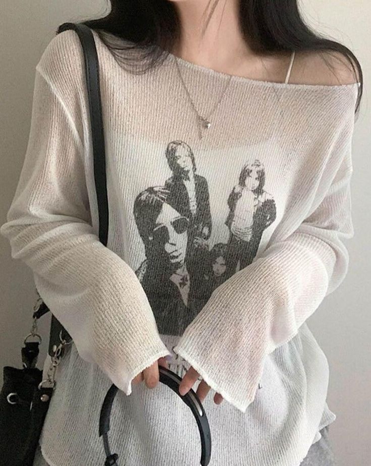 Details: Long-sleeve T-shirt with graphical print designTop Length: NormalSleeve Length: Long SleevesMaterials:95% Polyester + 5% Spandex Y2k Fabric, Graphic Jumper, Street Style Aesthetic, Portrait Vintage, Women Y2k, Y2k Grunge, Skirt And Sneakers, Black Halter Dress, Smock Top