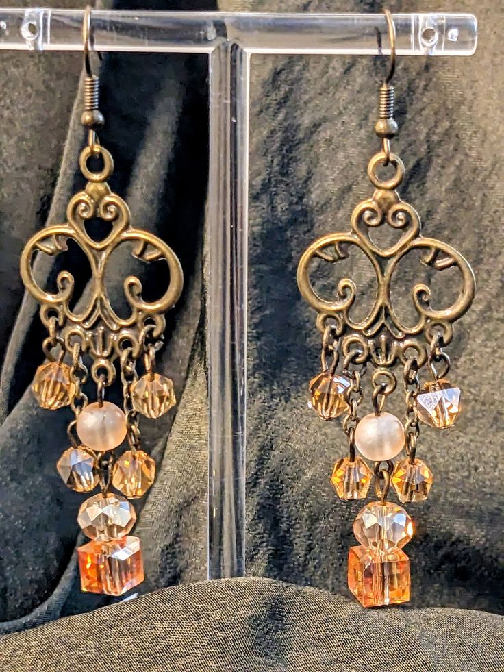 Beautiful earrings made with glass beads and antique bronze. Party Copper Dangle Earrings, Copper Dangle Earrings For Party, Elegant Czech Glass Chandelier Dangle Earrings, Vintage Bronze Chandelier Earrings, Bronze Nickel-free Chandelier Earrings In Brass, Bronze Brass Drop Chandelier Earrings, Bronze Nickel-free Brass Chandelier Earrings, Nickel-free Bronze Chandelier Earrings, Bronze Beaded Dangle Earrings