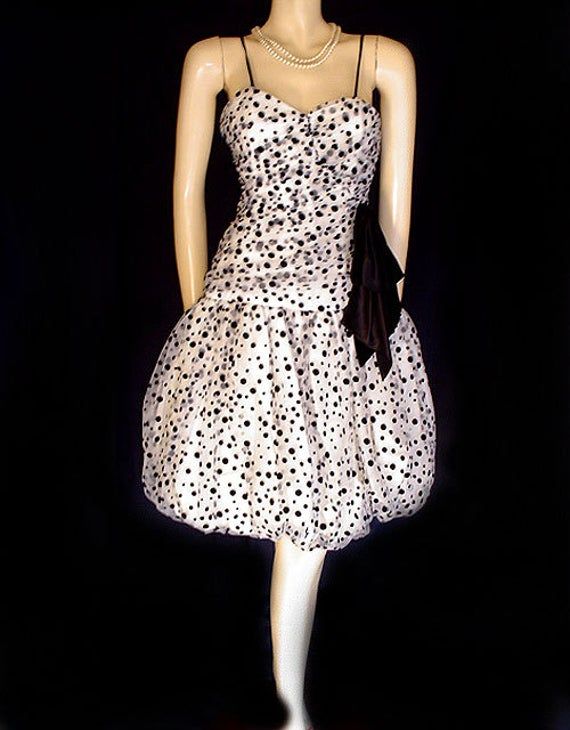 EASY LAYAWAY IS AVAILABLE Original Price $189.99 AN ADORABLE VINTAGE BUBBLE BALLOON DRESS IN BLACK & WHITE WITH VELVET FLOCKED DOTS BY NANCY BRACCOLONI FOR BRACCOLONI THE TULLE SWEETHEART BODICE IS RUCHED & DRAPED FOR A HUGE LOOKING BUSTLINE WITH BLACK VELVET FLOCKED DOTS - THERE ARE TINY STRAPS WHICH COULD BE TUCKED INSIDE IF YOU WANTED A STRAPLESS LOOK BIG FABRIC HEAVY SATIN BOW ON THE SIDE - BIG PUFFY FULL SKIRT IS LINED WITH A SILKY FABRIC WITH A CRINOLINE INSIDE FOR FULLNESS & I Poofy Dress, Vintage Dress 60s, Balloon Dress, Lace Nightgown, Bubble Dress, Silky Fabric, 80s Dress, 60s Dress, Dress Silhouette