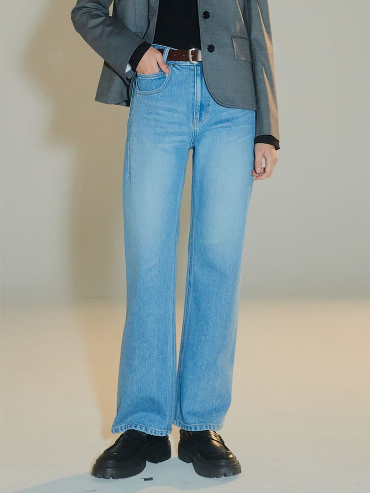 Editor's NotesThese are essential denim pants in a straight leg fit that you can wear every day. You can wear these pants with a slim-fitting top and loafers to complete a fashionable look.- Cotton material pants- Belt loop details for various ways of styling- Side pockets for style and convenience- Blue stitch details adding a sophisticated moodMeasurements(in.)1 / 2- Hem Width: 8.98 in. / 9.21 in.- Front Rise: 11.30 in. / 11.54 in.- Hip Circumference: 36.02 in. / 37.99 in.- Full Le Classic Straight Jeans For Fall, Straight Jeans For Everyday, Straight Jeans For Work, Straight Fit Denim, Covered Buttons, Denim Pants, Cotton Material, Full Length, Straight Leg