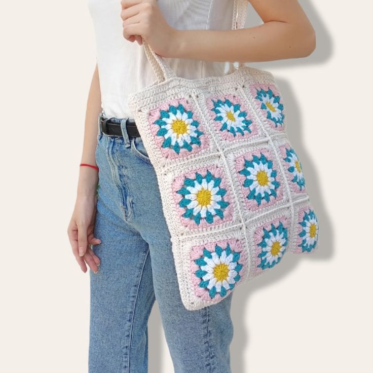 White Granny Square Crochet Bag For Everyday Use, Casual Square Crochet Cotton Bag, Casual Cotton Crochet Square Bag, Casual Square Cotton Crochet Bag, Casual White Hand-knitted Bag, Casual White Hand Knitted Bag, Casual Crochet Bag With Granny Square, Casual Crochet Bag With Granny Square For Daily Use, White Square Bag With Granny Square Details