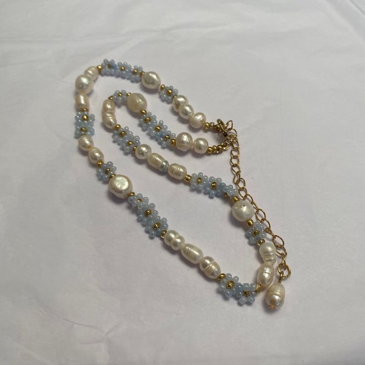 Pearl and baby blue daisy chain style beaded flower necklace with gold chain and accents. The chain is a beaded pearl with beaded daisy in baby blue ( white or a pink/purple can also be found on my shop)  It can be adjusted from a choker to a longer necklace length. It is the perfect piece for a summer festival or as a holiday statement piece. Looks amazing layered with gold jewellery or worn with boho style outfit. ✨ SIZE: 390-410 mm long (adjustable 20mm chain) 💍 Beaded glass white flowers wi Seed Bead Daisy Chain, Bead Daisy Chain, Seed Bead Daisy, Bead Daisy, Beaded Daisy, Art Outfit, Rose Violette, Boho Style Outfits, Blue Daisy