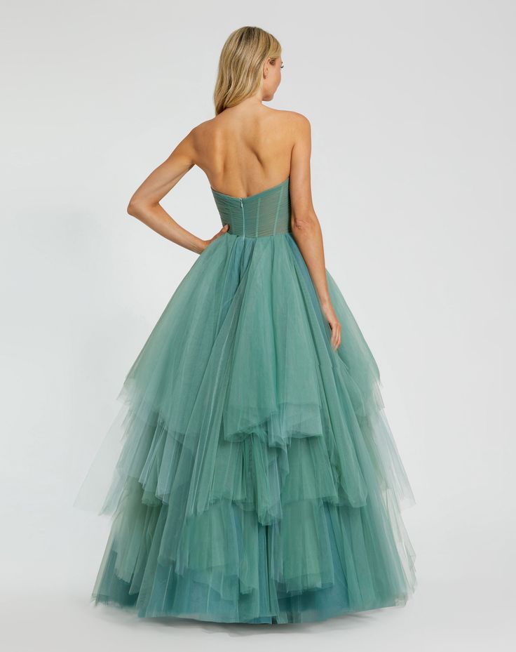 Este elegante vestido de gala presenta un escote palabra de honor y un elaborado detalle en la parte superior. La falda escalonada le agrega un toque romántico a este look atemporal. Perfecto para eventos formales u ocasiones especiales, este vestido de gala con bustier seguramente causará sensación.



 Mac Duggal


 Tejido de tul con purpurina (100% poliéster)

 Totalmente forrado


 Escote bustier sin tirantes


 Sin mangas


 Detalle de falda escalonada

 Cremallera trasera


 Aproximadamen Prom Ballgown, Robe Fuchsia, Champagne Formal Dresses, Blush Prom Dress, Orange Prom Dresses, Navy Blue Prom Dresses, Red Sequin Dress, Navy Blue Bridesmaid Dresses, Champagne Bridesmaid Dresses