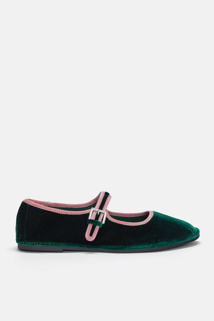 Velvet ballerinas - pull&bear Purple Flats, Ballerina Outfit, Velvet Flats, Jairzinho, Pull N Bear, Ballerina Shoes, Velvet Fashion, Pull & Bear, Green Velvet