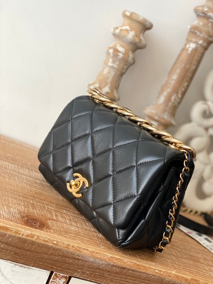 Description CC Classic Diamond Flap Bag Black For Women, Women’s Bags 9.1in/23cm Rep 1:1 Size: 15.5 × 23 × 10 cm/6.1 × 9.1 × 3.9 inches (height x Length x width) Branch plating embellished with hardware bracelet, three-layer inner compartment, the hand feels like a stand out, interpreting the eternal elegance. Includes box, dust bag. This product is of the best quality. Baby Tote Bag, Stylish Handbags, Three Layer, Evening Clutch Bag, Accessories Store, Tote Backpack, Baby Bag, Flap Bag, Chanel Classic