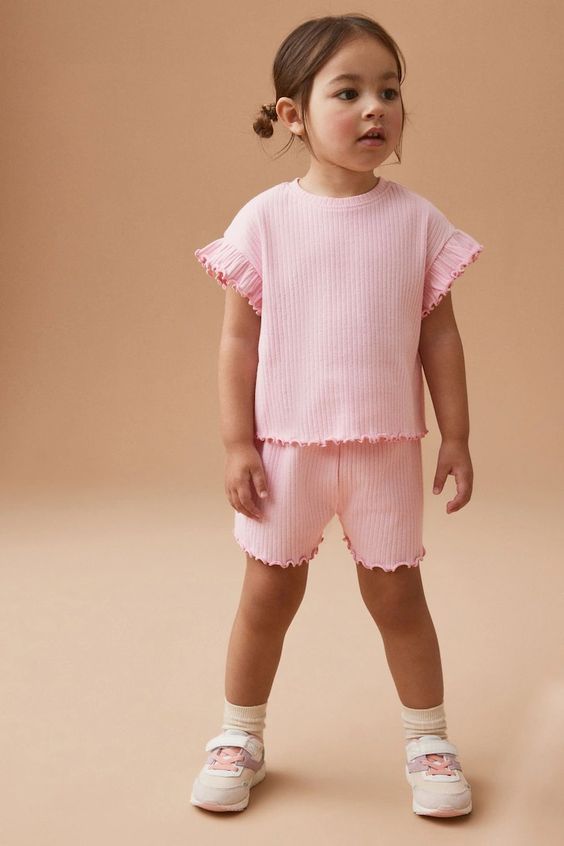 I liked it. Pretty good Pink Shorts Outfits, Kidswear Trends, Short Rib, Kids Dress Wear, Kids Clothing Brands, Summer Outfits Kids, Rib Top, Ribbed Shorts, Dresses For Girls