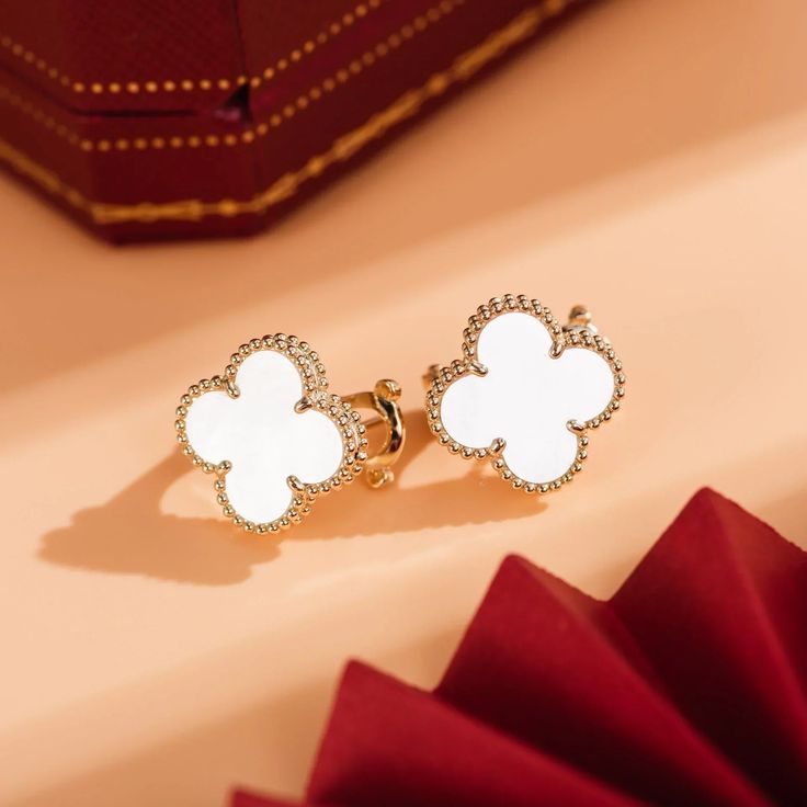 Embrace the enchanting beauty of our Clover Medium White MOP Pink Gold Earrings. Crafted with delicacy and adorned with a charming white mother-of-pearl clover, these earrings exude elegance and sophistication. The pink gold adds a touch of luxury, making them the perfect statement piece for any occasion. ADDITIONAL INFORMATION Color: Pink Gold Stone: Mother of pear Ref. vcarp3jl Material:925 Sterling Silver - 18k Gold Plated- 18k Real Gold ( contact us via instagram) Our replica products are co Classic White 14k Gold Earrings, Luxury 14k Gold Flower-shaped Earrings, Luxury 14k Gold Flower Shaped Earrings, Luxury White Gold Hallmarked Clip-on Earrings, Luxury Hallmarked White Gold Clip-on Earrings, White Clip-on Earrings For Formal Occasions, Luxury Diamond White Flower Shaped Earrings, Luxury Gold Flower-shaped Earrings, Luxury Flower-shaped Wedding Jewelry