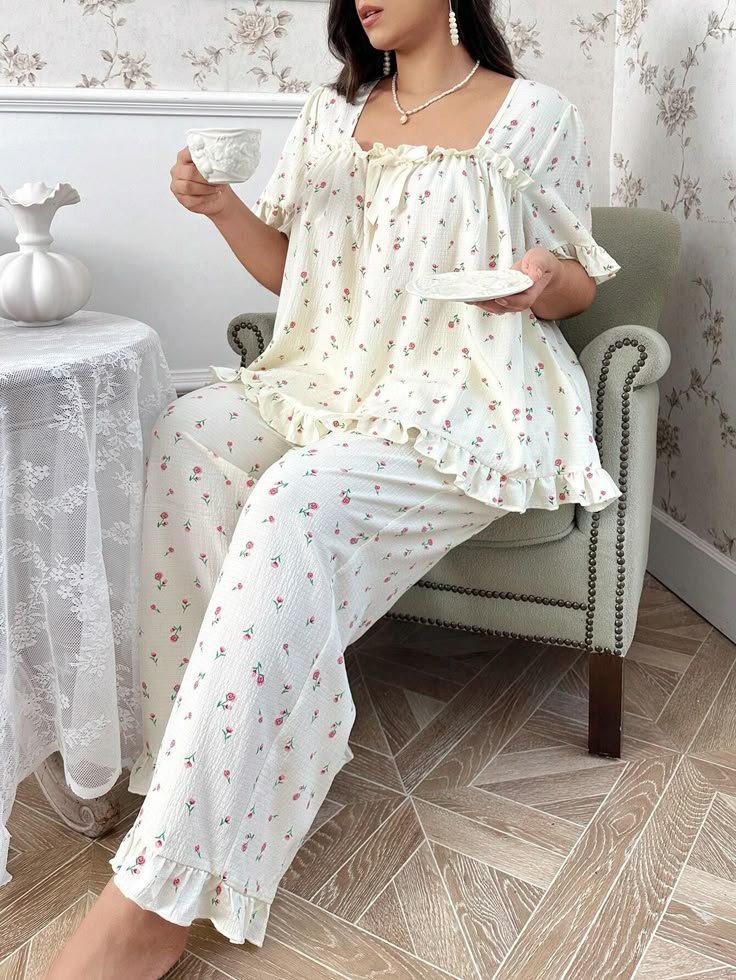 Shein CottageSlumber Plus Size Women's Sleepwear Set With Large Rose Printed Square Neckline And Bow TieI discovered amazing products on SHEIN.com, come check them out! Plus Size Pjs Pajamas For Women, Plus Size Pajamas For Women, Lounge Outfit Plus Size, Feminine Pajamas, Home Look Outfit, Sleeping Outfits, Plus Size Pyjamas, Home Clothes Women, Women Nightwear Dresses