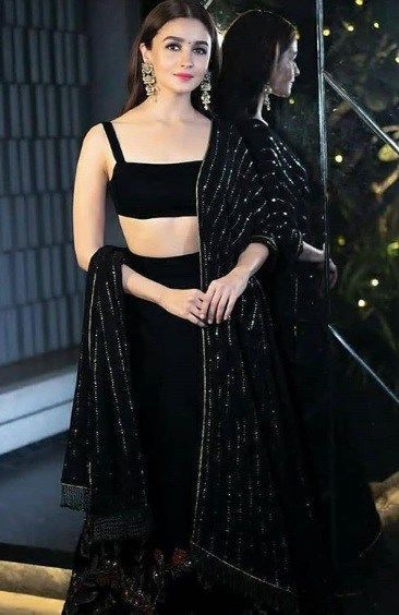 Designer Lahangas, Diwali Outfits, Black Lehenga, Indian Outfits Lehenga, Lehnga Dress, Traditional Indian Outfits, Indian Gowns Dresses, Indian Lehenga, Indian Gowns