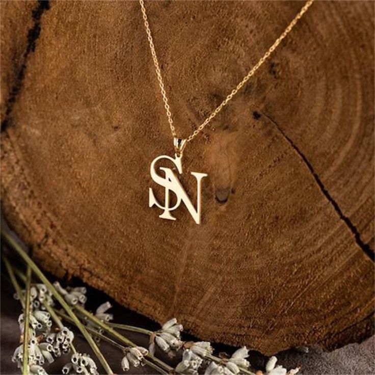 Unforgettable Anniversary Gift Ideas For Your Parents - Pyaari Weddings Necklace Couple, Friend Anniversary, Personalized Gold Necklace, Couple Name, Couple Necklace, Couple Necklaces, Rose Gold Chain, Monogram Necklace, Name Jewelry