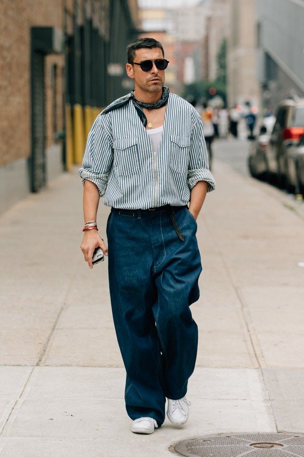 The best men's street style fits spotted outside the New York Fashion Week: Men's Spring-Summer 2018 shows by the editors, buyers, and more who wear them best. New York Fashion Week Men, Men Street Fashion, New York Outfits, New York Street Style, 여름 스타일, New Street Style, Mens Fashion Smart, New York Mens, Street Style Trends