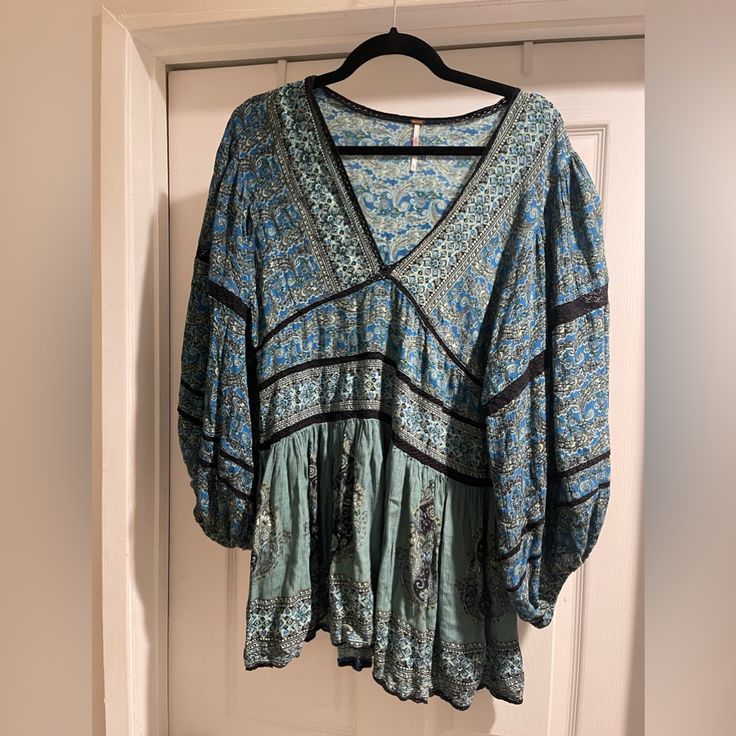 Never Worn, Forgot I Had This In My Closet. It’s Cute And Should Definitely Be Worn But I Need To Make Space In My Closet. It’s A Boho Tunic That Is Very Comfortable, Soft, Loose; It’s Blue And With Black. Boho Peasant Top, Boho Tunics, Peasant Top, Free People Black, Peasant Tops, Boho Women, Free People Tops, Blouse Designs, Black Blue