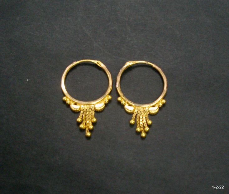 Vintage 18kt gold earrings earring pair from rajasthan india. great handmade design good for jewelry collection. It can be wear in nose as well. Note - please check pictures carefully for more details. Size - 2.8/1.8 cm. Weight - 1.960 grams. Metal - 18kt yellow gold. Traditional 22k Gold Toe Ring, 22k Gold Cutdana Earrings, 22k Gold Jewelry With Matching Earrings For Puja, 22k Yellow Gold Cutdana Earrings, Gold Cutdana Earrings In 22k Gold, Traditional Festive Hoop Earrings, Traditional Gold Cutdana Earrings, 22k Gold Cutdana Earrings For Puja, Traditional 22k Gold Round Danglers