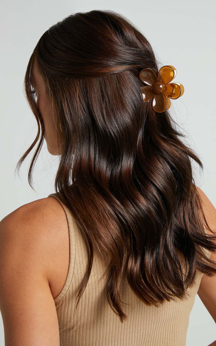 Pia Flower Hair Clip in Tort Brown Italian Women Hair, Chocolate Brown Lob, Brown Hair With Balayage, 90s Lob, Brown Hair Makeup, Brown Haircut, Rich Girl Hair, Sunkissed Hair Brunette, Brown Hair With Lowlights