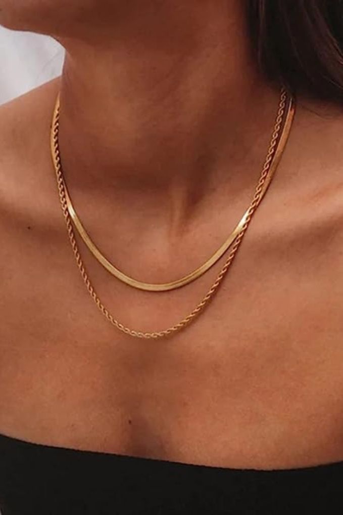 Trendy double layered gold necklace Delicate Layered Necklace, Twist Bracelet, Twisted Bracelet, Layered Chain Necklace, Bone Necklace, Estilo Hip Hop, Oval Earring, Watches Women Fashion, Stunning Necklace