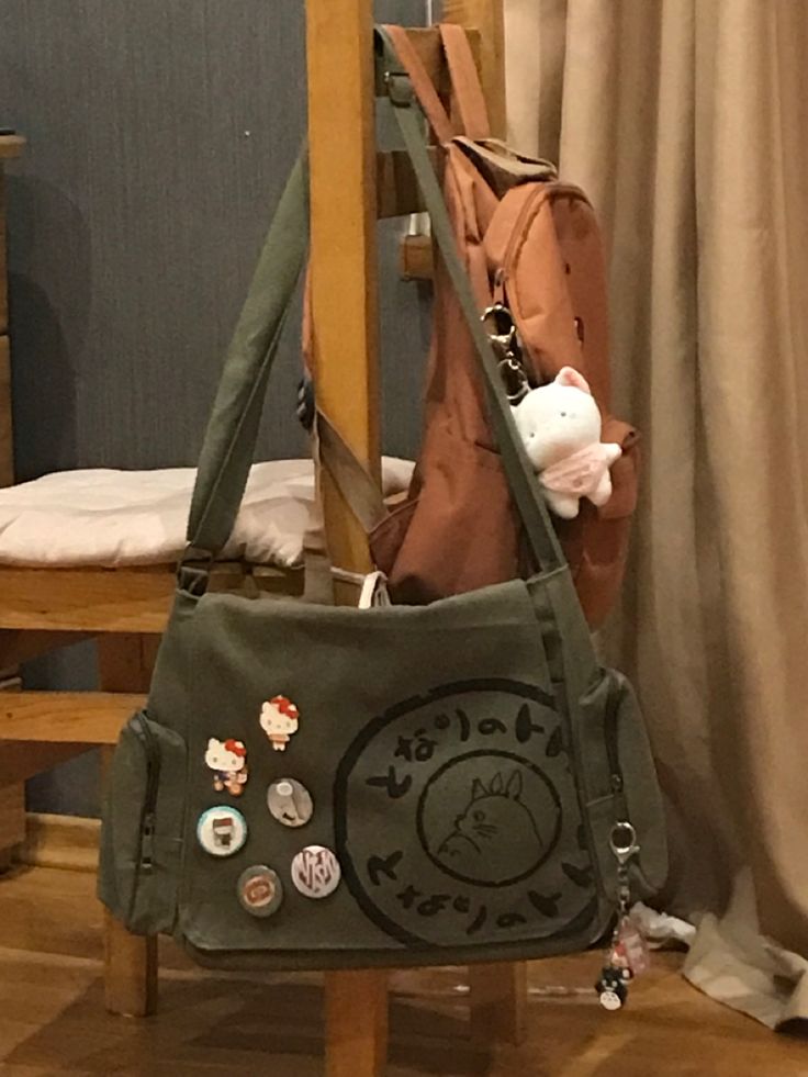 Totoro Messenger Bag, Casual Street Outfits, Mochila Grunge, Stylish Casual Outfits, Cute Messenger Bags, Messenger Bags For School, Messanger Bag, Stylish School Bags, Casual Outfits For Women