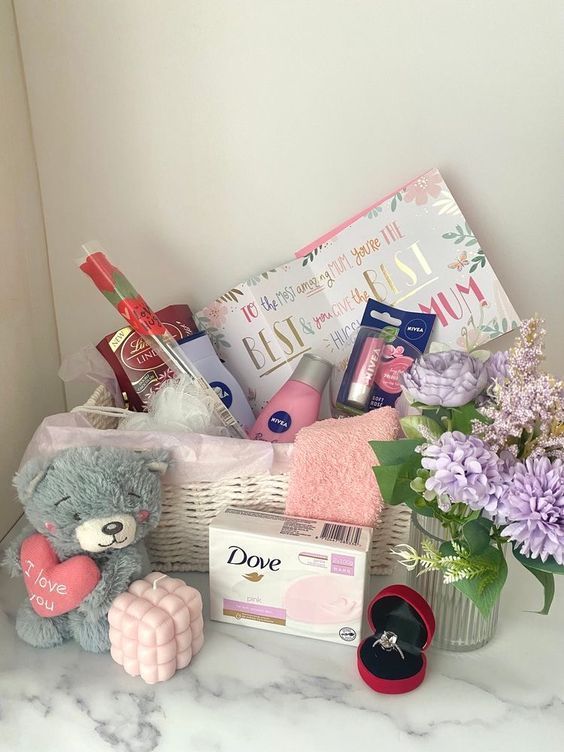 21 Insanely Cute Mother's Day Basket Ideas She'll Love Cute Birthday Box Ideas For Best Friend, Special Mothers Day Gifts, What To Get Mum For Christmas, Mums Birthday Gift, Mothersday Gifts Idea, Mothers Day Gifts Aesthetic, Mother’s Day Gift Baskets, Mother’s Day Gifts, Mothers Day Hamper