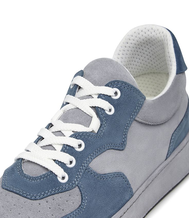 Versatili e confortevoli, le nostre sneakers sono realizzate in pelle scamosciata grigia e blu e rivelano una punta arrotondata, lacci bianchi, fodera in pelle traspirante traforata, logo impresso sulla patch posteriore e suola in gomma ricoperta in pelle scamosciata. Da indossare tutti i giorni con jeans e pantaloni casual. Gray Suede Sneakers With Contrast Sole, Sporty Blue High-top Sneakers With Textured Sole, Blue Suede Sporty Sneakers, Gray Suede Sneakers With Round Toe, Blue Lace-up High-top Sneakers With Perforations, Blue Suede Sneakers With Textured Sole, Blue Leather High-top Sneakers With Perforations, Blue Suede Sneakers With Perforated Toe Box, Shoes Names