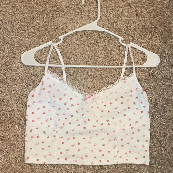 This Product Is From Pacsun. It’s A Medium, White, Cropped Tank Top With Pink Flowers. New With Tags! White Trendy Camisole For Spring, Trendy White Spring Camisole, Cute Fitted White Camisole, Spring White Cotton Crop Top, White Sleeveless Floral Print Crop Top, White Cotton Crop Top For Spring, Cute White Tank Camisole, Cute Cotton Cami Crop Top, White Floral Print Cami Tank Top