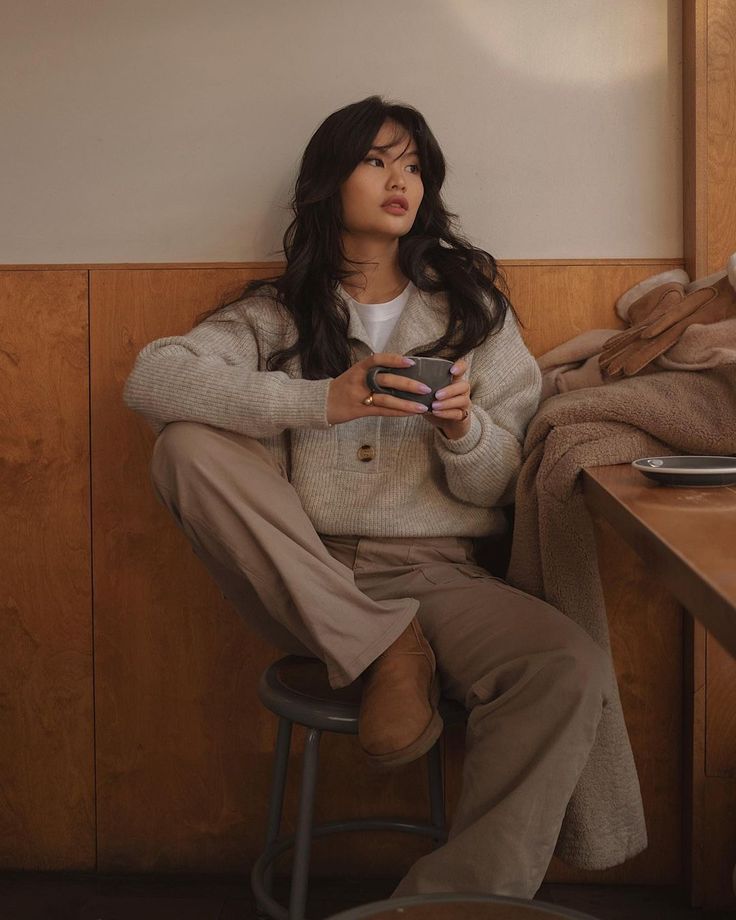 Coffee Shop Outfit Winter, Coffee Shop Poses, Library Pics, Librarian Aesthetic, Coffee Shots, Cafe Uniform, Shooting Board, Coffee Date Outfits, Uni Outfits