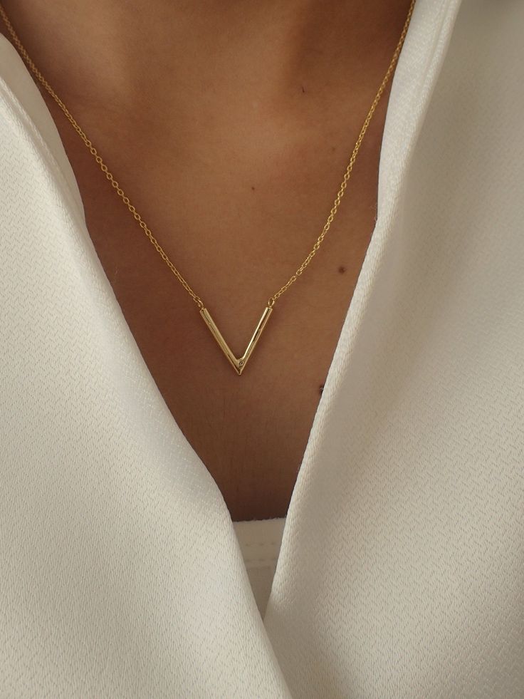 [Promotion] For Ready-To-Ship Items Search Here, Https://Etsy.Me/39Bdvms Dainty V Necklace / V Shape Necklace / Minimalist Necklace / Chevron Necklace / Geometric Necklace Gift For Her About Features- * Made To Order * Materials: 925 Sterling Silver * Gold Color: Yellow Gold Plating, White Gold Plating, And Rose Gold Plating * Layaway Plan Available * Sku: N196 As A Reference, I've Included The Widths Of Coins For Your Visual Reference: Dime = 1.25Mm Penny #golddaintynecklaceminimalistjewelry V Pendant Necklace, Minimal Gold Necklace, Gold Pendant Designs, Minimalistic Pendant, V Shaped Necklace, Minimalist Accessories Jewellery, Office Necklace, Minimalist Gold Necklace, Minimal Gold Jewelry