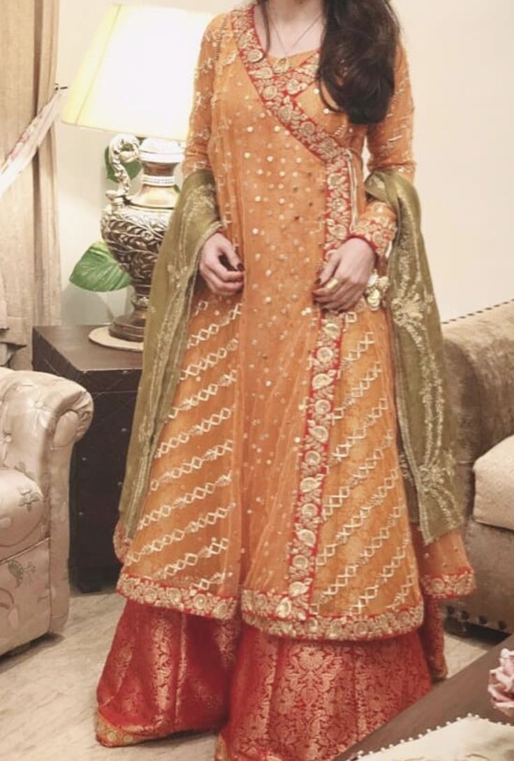 Kinkhab Gharara Design, Mayon Dresses Gharara, Pakistani Angrakha Style, Kimkhab Gharara Design, Orange Gharara, Heavy Dresses, Stylish Short Dresses, Latest Fashion Dresses, Pakistani Fashion Party Wear