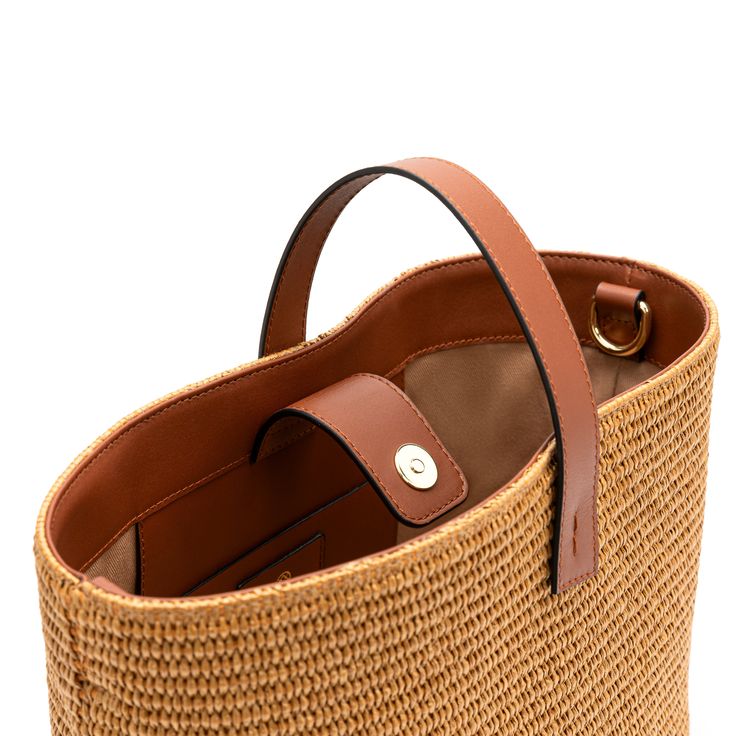 Traditional design basket made of  jute and with leather details. This tote bag with double handle is perfect for its medium size. It is made of jute and has an inner cotton lining. In addition, since it has a short and a long handle, it can be carried in various ways, making it a very versatile basket. Shopping Beach Bag With Braided Top Handles, Shopping Beach Bag With Top Handle And Braided Handles, Top Handle Beach Bag With Braided Handles For Shopping, Brown Leather Straw Bag With Rolled Handles, Eco-friendly Straw Bag For Shopping With Top Carry Handle, Leather Straw Bag With Rolled Handles For Travel, Leather Straw Bag With Rolled Handles For Daily Use, Daily Use Leather Straw Bag With Rolled Handles, Shopping Satchel With Leather And Round Handles