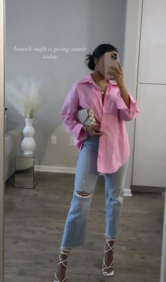 Colorful Dinner Outfit, Pink Dress Shirt Women Outfit, Silk Pink Shirt Outfit, Pink Button Down Shirt Outfit Work, Playful Style Outfits, Pink Outfits Jeans, Pink Button Up Shirt Outfit Work, Spring Button Up Shirt Outfit, Oversized Pink Button Up Shirt Outfit