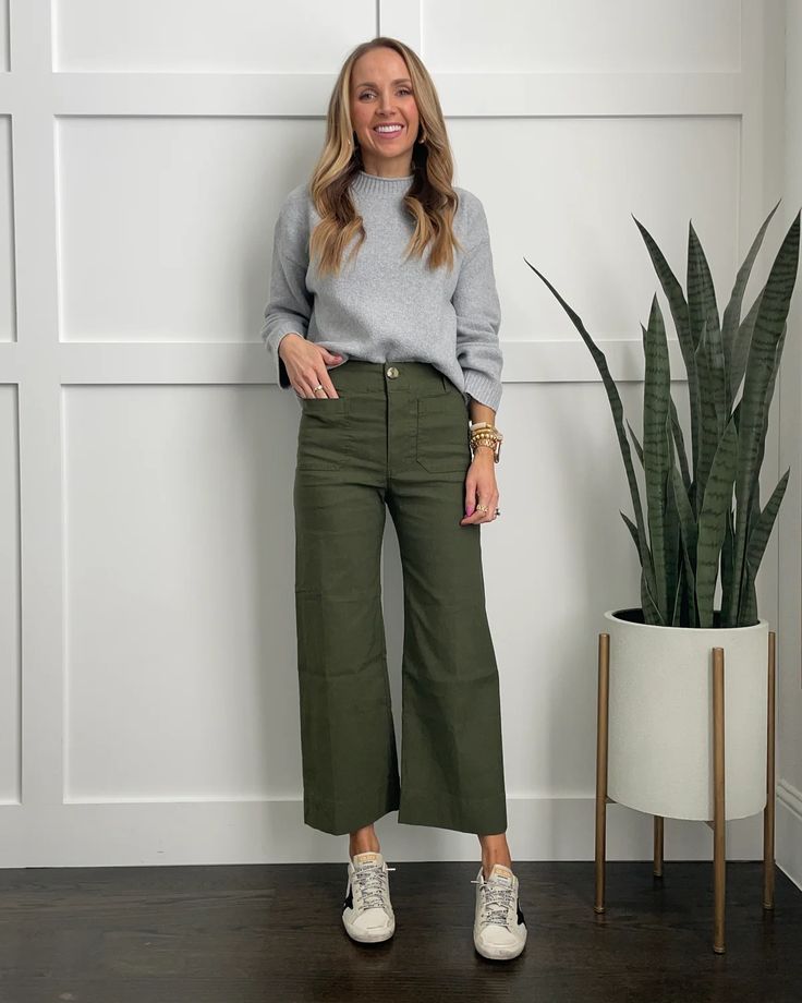 Olive Green Trousers Outfit, Pantalon Vert Olive, Outfits Pantalon Verde, Green Trousers Outfit, Green Jeans Outfit, Olive Pants Outfit, Olive Green Pants Outfit, Cropped Pants Outfit, Olive Green Outfit