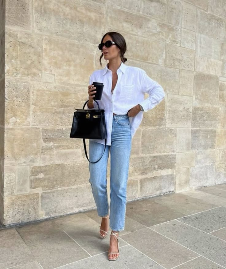 11 Chic Outfits With Mom Jeans | Le Chic Street White Shirt Outfits, Looks Jeans, Mom Jeans Outfit, Capsule Wardrobe Outfits, Outfit Chic, Spring Capsule Wardrobe, Elegante Casual, Outfit Jeans, Mode Casual