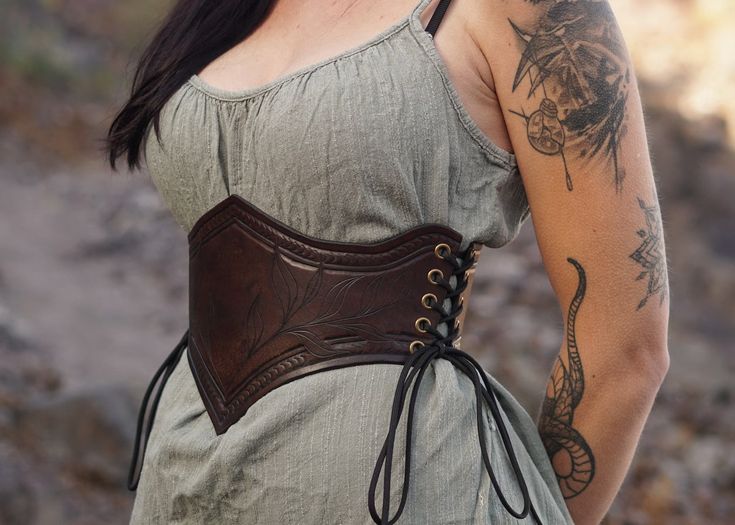 Forest Fairy Leather Belt Corset Style Belt Waist Cincher - Etsy Leather Ren Faire Outfit, Leather Corset Belt Pattern, Diy Leather Corset, Leather Corset Pattern, Leather Waist Corset, Ren Faire Corset, Leather Corset Outfit, Fantasy Belt, Brown Leather Corset