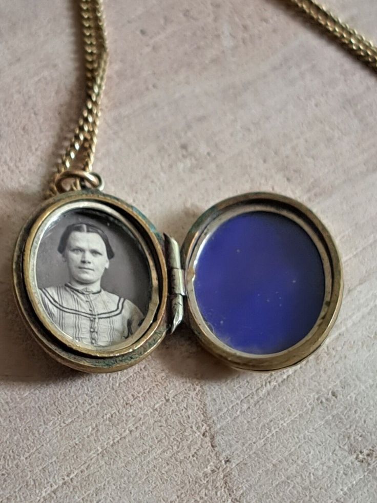 ANTIQUE VICTORIAN PHOTO LOCKET NECKLACE Props Ideas, Victorian Locket, Antique Locket, Victorian Photos, Photo Locket Necklace, Photo Locket, Locket Necklace, Antique Victorian, Locket