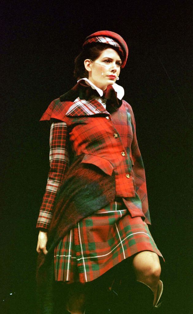 Da Vivienne Westwood a Alexander McQueen, la stampa scozzese non ha mai perso il suo fascino Plaid Aesthetic, Vivienne Westwood Punk, Le Kilt, Scottish Kilts, Punk Aesthetic, Lenny Kravitz, Diana Spencer, Pretty Clothes, John Galliano