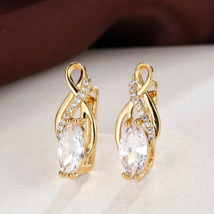 Brand New Women's Hanging Drop Diamond Earrings 14k Gold Plated Sterling Silver Genuine 2ct Lab Created Radiant Cut Diamonds Measurements .8" Tall X .35" Wide Retail Price $300 Buy With Confidence From A Trusted Seller W/ A 99%+ Feedback Rating! A0313 (Id-1481-) Formal Cubic Zirconia Clip-on Earrings, Elegant Yellow Gold Crystal Earrings For Anniversary, Oval Crystal Earrings For Formal Occasions, Elegant Marquise Gold Bridal Earrings, Elegant Gold Marquise Bridal Earrings, Classic Crystal Earrings With Elegant Design For Anniversary, Elegant Prong Setting Clip-on Earrings For Anniversary, Elegant Marquise Hoop Earrings For Wedding, High-quality Diamond Earrings For Formal Occasions