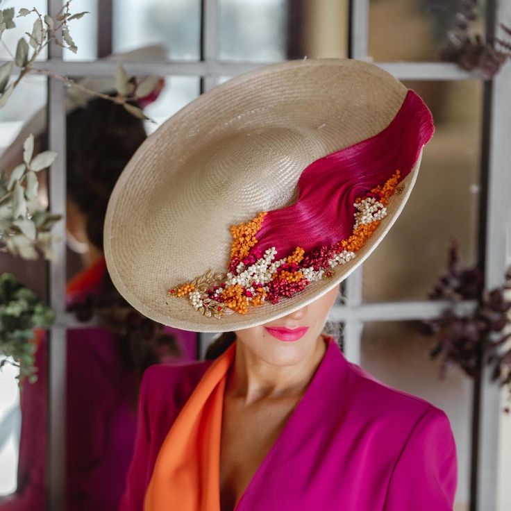 Lidia Wedding Guest Hat: Elegance at Every Event The Lidia wedding guest hat is the ideal option to stand out at any celebration. Handcrafted, this elegant saucer hat is perfect for events such as Royal Ascot, as a women's Derby hat or for the Melbourne Cup. PREPARATION, QUALITY AND MATERIALS It is made by hand on a 36 cm diameter buntal base. It is adorned with silk sinamay, preserved natural flowers and delicate jewel details, guaranteeing exceptional quality in each piece. FIT AND SIZE It ada Ascot Makeup, Fancy Hats Classy, Madam Pompadour, Fascinator Designs, Wedding Guest Hat, Saucer Hat, Melbourne Cup Fashion, Wedding Hats For Guests, Unusual Hats