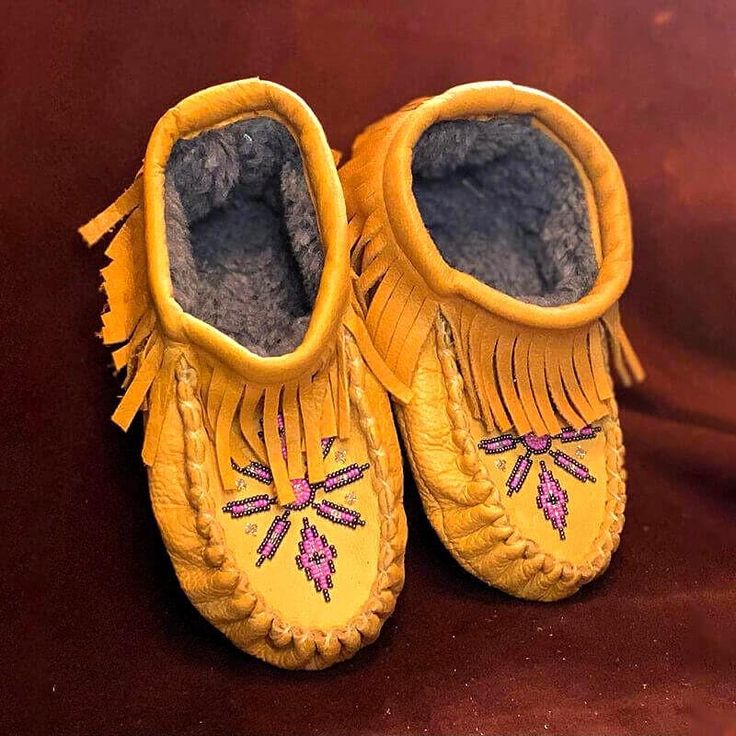 On offer is a beautiful pair of Ladies size 7 Tan Buffalo Hide leather 'Starburst' design moccasins with handmade bead work from the Manitoba first nations artist Night Eagle. 100% leather with embroidered bead work. These moccasins will stretch a little once worn. No return policy on the moccasins! If you want to see more of my items, google (The Kanata Shop) NOTE: APPLIES TO ALL BUYERS  Look At all Picture's Closely, What You See Is What You Will Receive, I Do My Best To Get You The Best View Of The Item.  (PLEASE ASK ALL AND ANY QUESTIONS?)  LOOK AND READ EVERYTHING BEFORE YOU PURCHASE Shipping & Handling, Materials And Expenses Will Be Included In Shipping Fee All border / customs fee's and or taxes are solely the responsibility of the buyer. If you are satisfied with your purchase ple Festival Moccasins With Soft Sole And Round Toe, Soft Sole Round Toe Moccasins For Festival, Yellow Moccasins With Rubber Sole And Round Toe, Yellow Round Toe Moccasins With Rubber Sole, Yellow Slip-on Moccasins With Rubber Sole, Yellow Leather Slip-on Moccasins, Yellow Leather Moccasins With Rubber Sole, Artisan Hand-stitched Round Toe Moccasins, Artisan Hand-stitched Moccasins With Round Toe