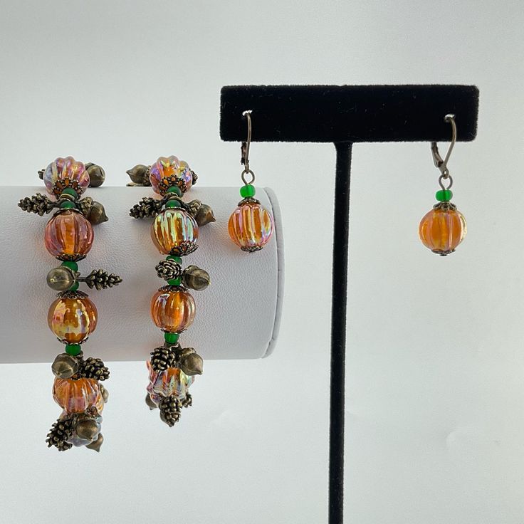 Pumpkin Bracelet & Earrings. Fun Accent For Halloween, Thanksgiving, Pumpkin Picking, Tail Gating And All Fall Activities! The "Pumpkins," Are Czech Luster Glass; Just Like Real Pumpkins Each One Is Unique, And Perhaps Not Perfectly Round, Due To The Nature Of Handmade Beads. It Also Has The Cutest Pine Cone And Acorn Charms In Antique Brass! Matching Pumpkin Lever Back Earrings Are Included! See My Shop For More Fall Theme Jewelry. Unique Gift. Brand; Handmade By Seller. Material; Czech Glass L Pumpkin Necklace Diy, Fall Beaded Jewelry, Pumpkin Bracelet, Real Pumpkins, Acorn Earrings, Pumpkin Jewelry, Thanksgiving Crafts Diy, Fall Bead, Pumpkin Necklace