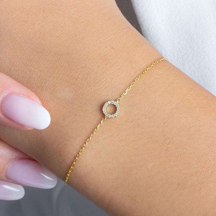 Bracelet Ideas Gold Diamond, Bracelet Ideas Gold, Pretty Jewelry Necklaces, Circle Bracelet, Jewelry Bracelets Gold, Bracelet Dainty, Gold Disc, Gold Bangles Design, Diamond Gift