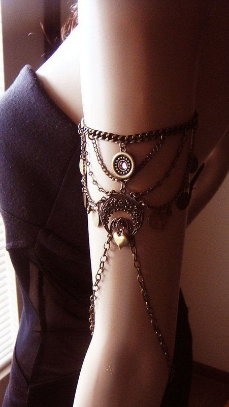 Chain Armlet Shoulder armor, chain shoulder jewelry, Shoulder Piece, Shoulder chain .upper arm chain, body chain. Steampunk Mode, Moda Steampunk, Shoulder Piece, Shoulder Jewelry, Shoulder Armor, Estilo Hippie, Body Chains, Bohol, Tiffany Jewelry