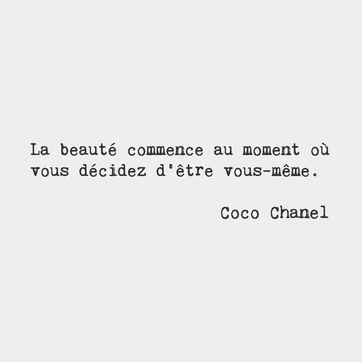 an image of a quote written in french on white paper with the words coco chanel