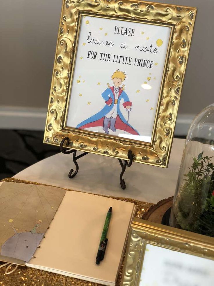 there is a sign that says please leave a note for the little prince on it