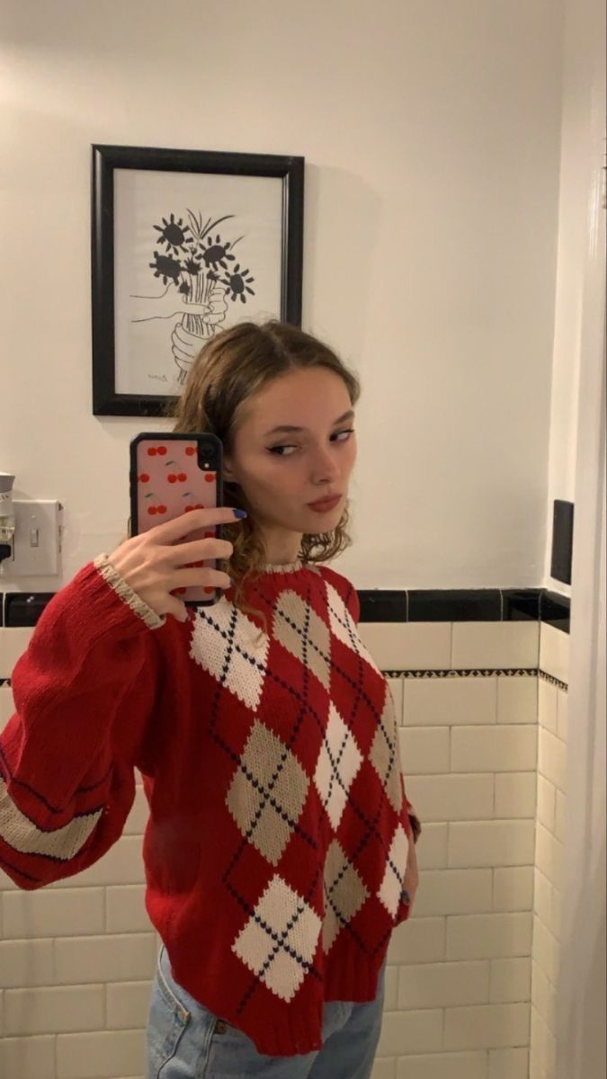 Devonlee Carlson, Layered Style, Aesthetic 90s, Skandinavian Fashion, Emma Chamberlain, Sweater Outfit, Looks Party, Nails Makeup, Y2k Clothes