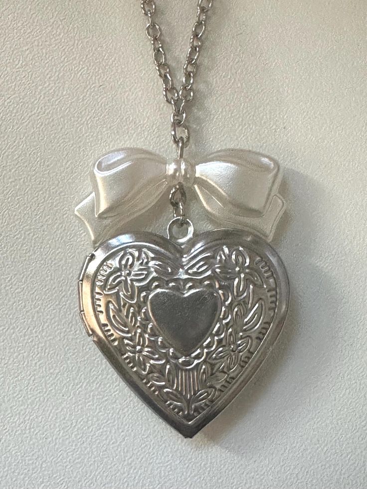 coquette locket necklace 🤍🎀 - good quality - perfect for everyday wear - locket can fit tiny photos 🫶 Silver Locket Necklace Vintage, Cute Lockets Necklaces, Coquette Necklaces, Coquette Items, Coquette Jewellery, Necklaces Locket, Lockets Necklace, Necklace Lockets, Heart Locket Necklace Silver