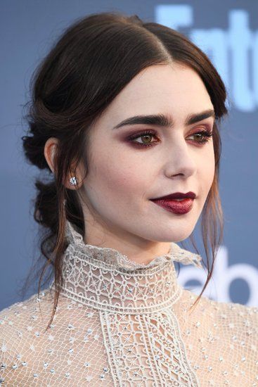 Lily Collins Looks Like a Sexy Vampire at the 2017 Critics' Choice Awards Bangs Sideswept, Lily Collins Eyebrows, Lily Collins Makeup, ليلي كولينز, Ghost Makeup, Halloweenský Makeup, Vampire Makeup, Red Eyeshadow, Beauty Make-up