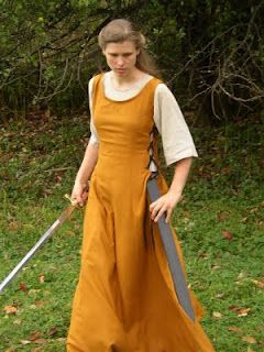 Vestido medieval para mujer - sencillo y bonito                                                                                                                                                                                 Más How To Wear Belts, Fair Costume, Costume Viking, Battle Dress, Easy Costume, Medieval Garb, Medieval Clothes, Boho Styl, Viking Costume